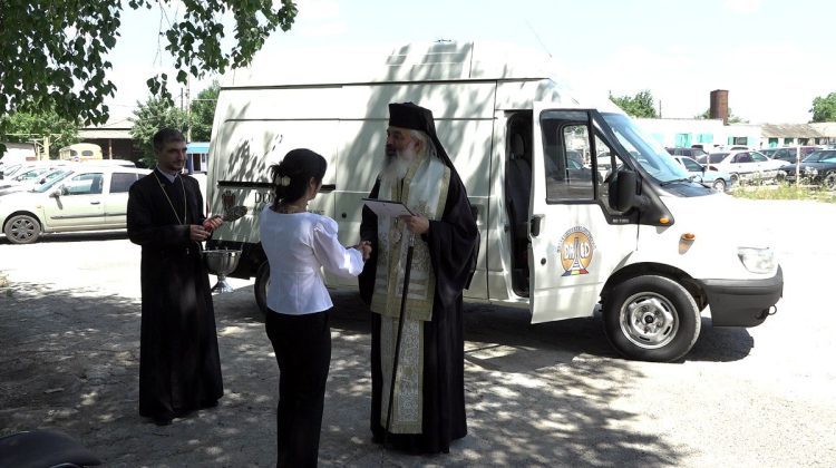 VIDEO Mitropolia Basarabiei vine în ajutorul locuitorilor din Bălți! A donat un microbuz pentru servicii funerare