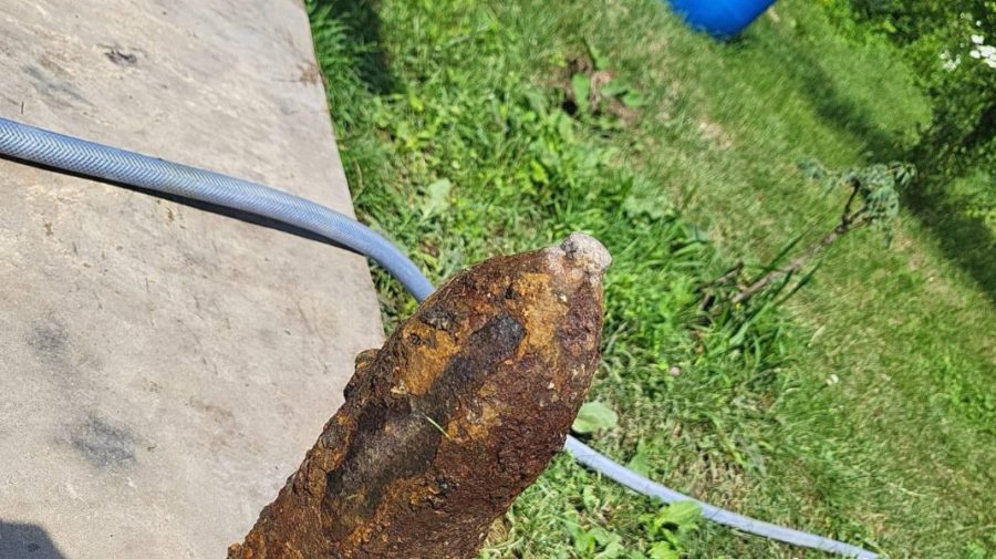 Un proiectil de artilerie, depistat în apropierea unei căi feroviare. Explozivul a fost detonat