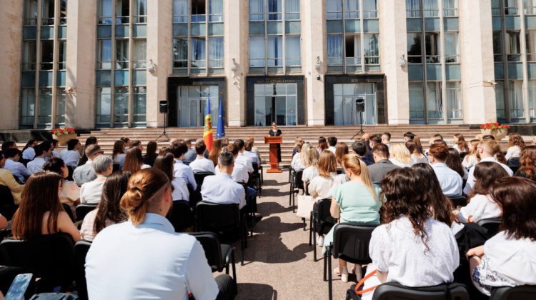 FOTO 46 de tineri vor urma stagii plătite în serviciul public. Câți lei vor primi de la stat?