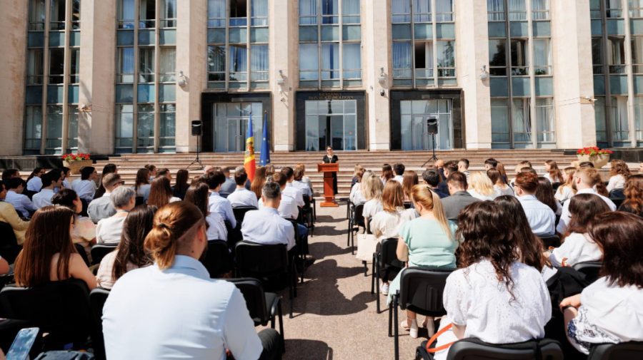 FOTO 46 de tineri vor urma stagii plătite în serviciul public. Câți lei vor primi de la stat?