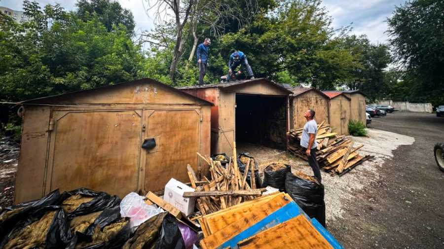 FOTO Până aici a fost. Garajele metalice amplasate fără acordul autorităților, demolate