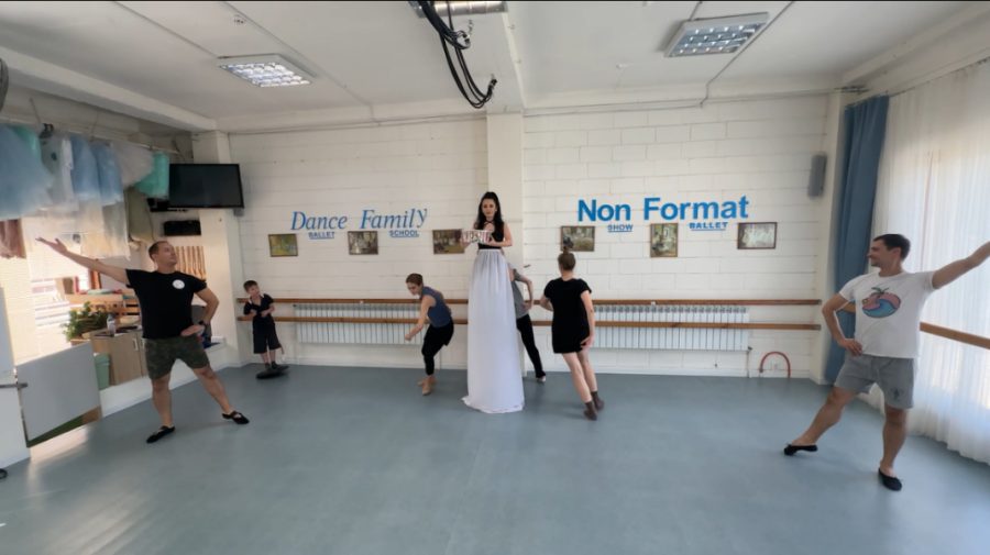 Repetiţii pentru Noaptea Sânzienelor. Vezi cum se pregătește gazda Castel Mimi, influencera Cristina Evtodii