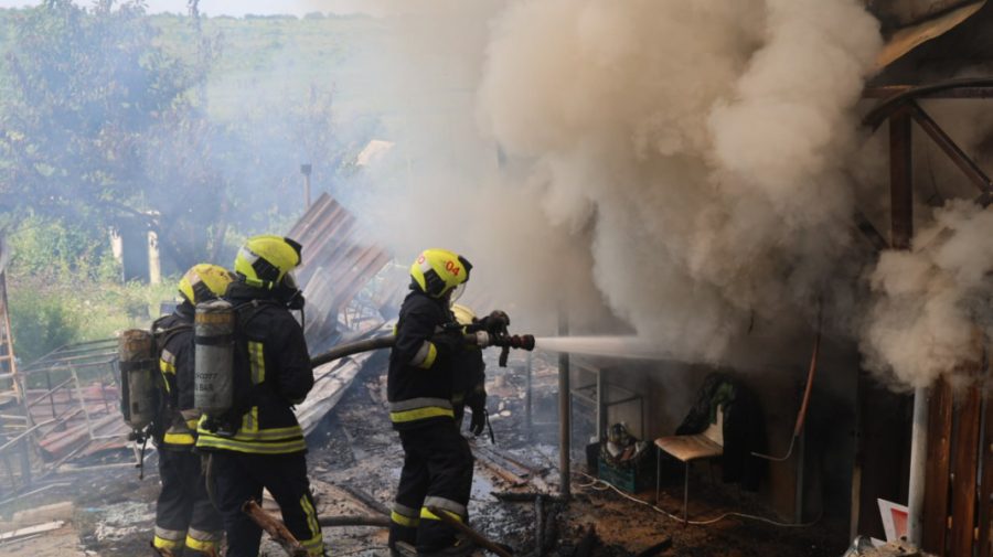 Imagini devastatoare: Două case au fost mistuite de flăcări, la Codru. O persoană a ajuns la spital cu arsuri