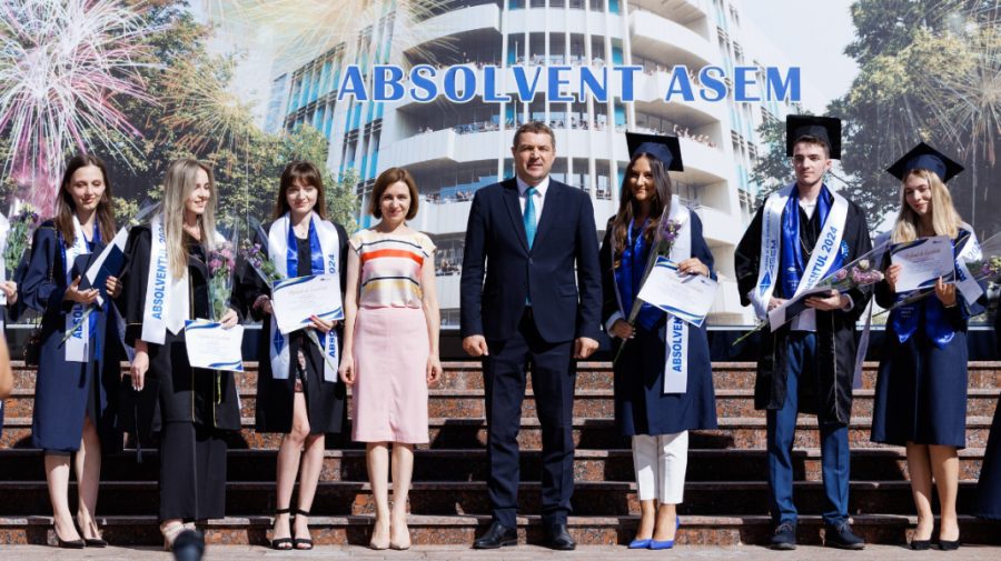 FOTO „Acum 30 de ani eram în locul lor”. Maia Sandu a revenit la ASEM pentru a felicita absolvenții