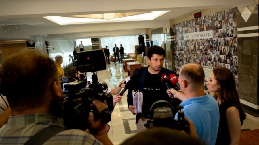 VIDEO „Otvetkă” pentru Putin! Marian i-a copiat tricoul lui Bolea și s-a prezentat la Parlament deja cu „Moldova Team”