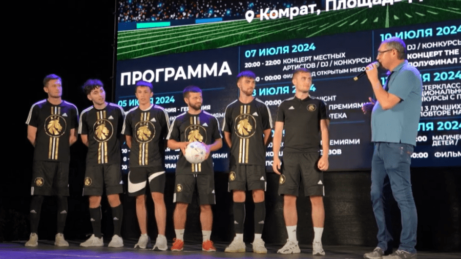 VIDEO Usatîi a oferit 10 mii de euro Clubului de fotbal FC KFL Comrat: „Sunteți un exemplu bun pentru toți tinerii!”