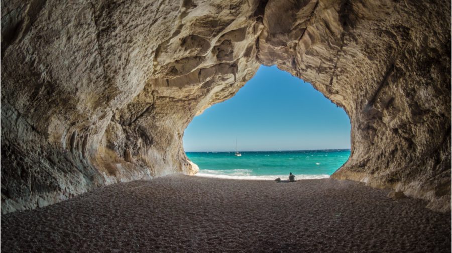 Oamenii se pot căsători complet dezbrăcați pe o plajă din Sardinia