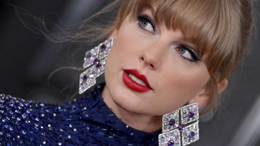 Un jurnalist a criticat-o pe Taylor Swift pentru că „la vârsta ei” este nemăritată și nu are copii. „Un model teribil”
