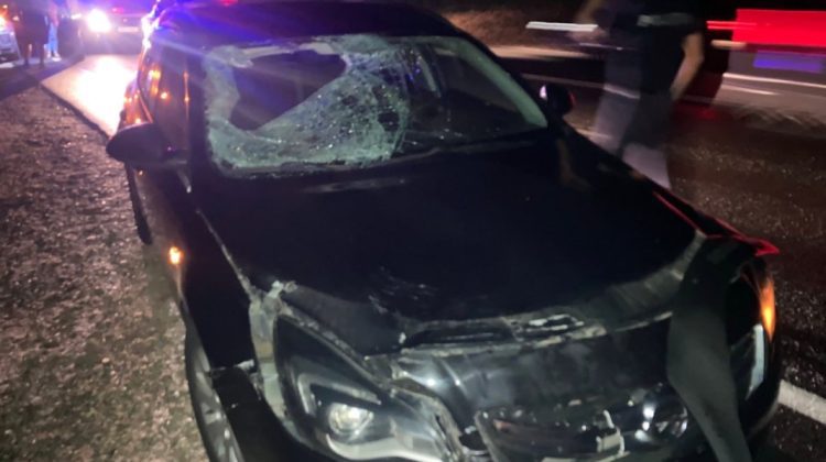 TERIFIANT. Un bărbat a fost tamponat mortal de un automobil. Avea în brațe pe fetița sa de un an