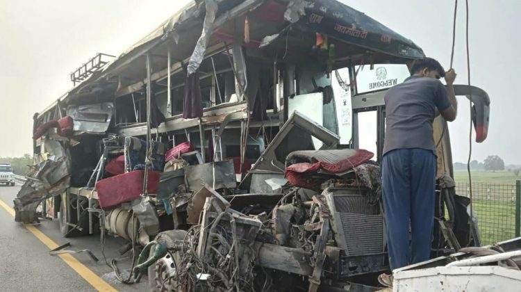 VIDEO Tragedie în India. Un autobuz cu două etaje s-a ciocnit cu un camion cu lapte. Cel puţin 18 oameni au murit