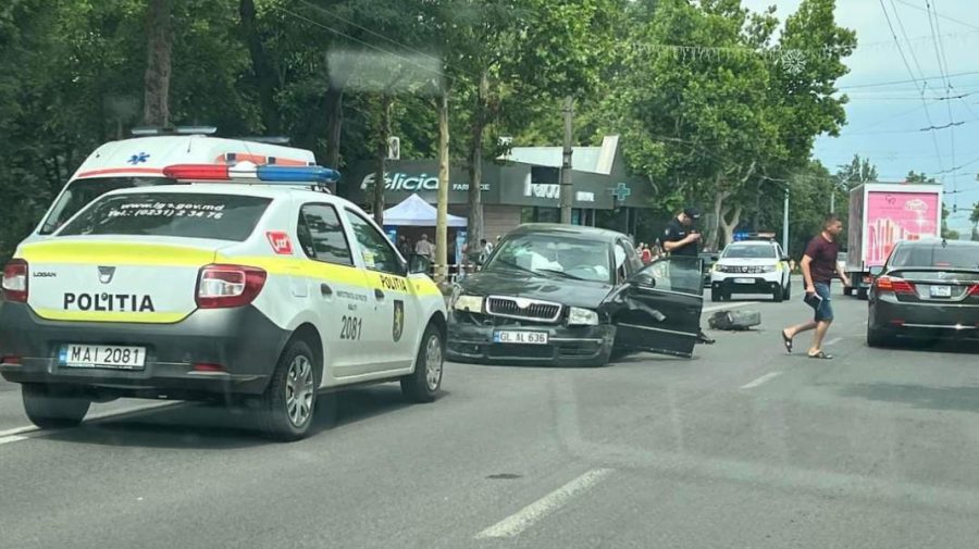 VIDEO Accident rutier în orașul Bălți. Două automobile, grav avariate
