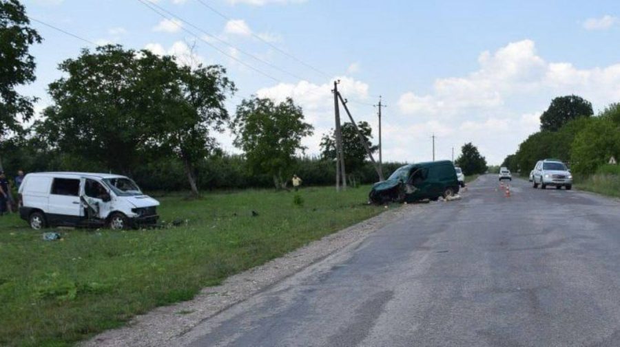 Două mașini s-au ciocnit la Briceni. Unul dintre șoferi a decedat la spital