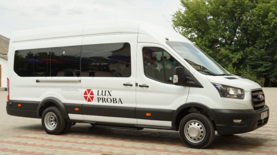 FOTO Elevii unui liceu din Căușeni vor fi duși la școală cu un autobuz nou