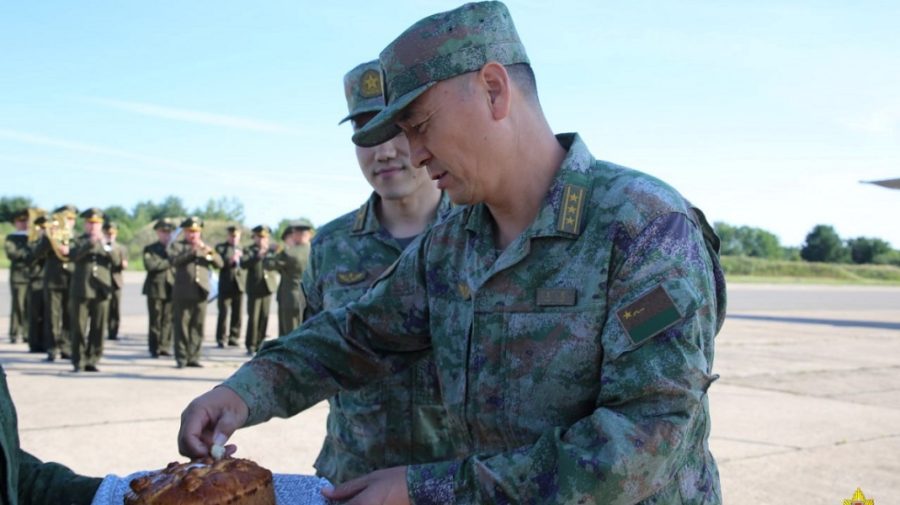 FOTO Soldați chinezi au aterizat în Belarus, unde au fost primiți cu pâine și sare, pentru antrenamente antiteroriste