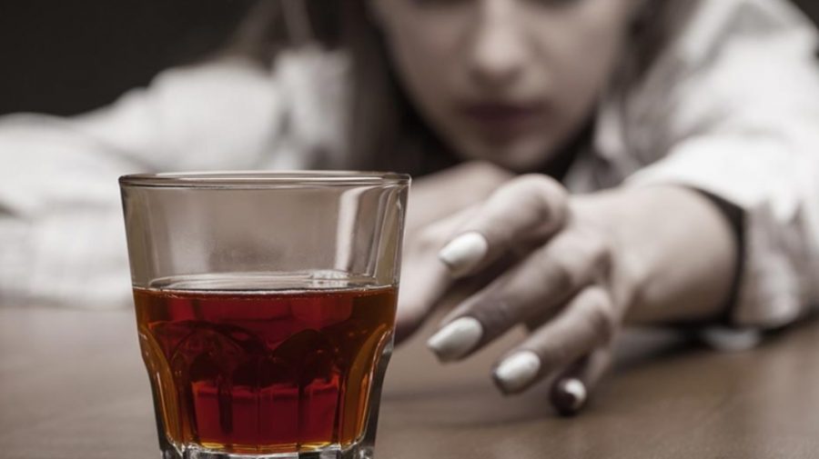 O femeie, în fața instanței, deoarece a băut și a uitat că are copii. Când s-a trezit, erau la un centru de plasament