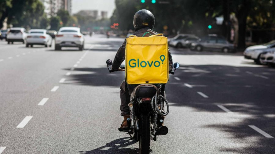 Proprietarul Glovo ar putea fi amendat cu 400 milioane euro de Comisia Europeană