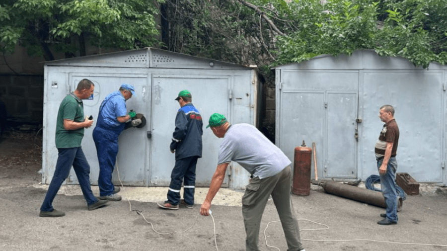 FOTO Trei garaje metalice din Capitală – demontate. Erau instalate ilegal
