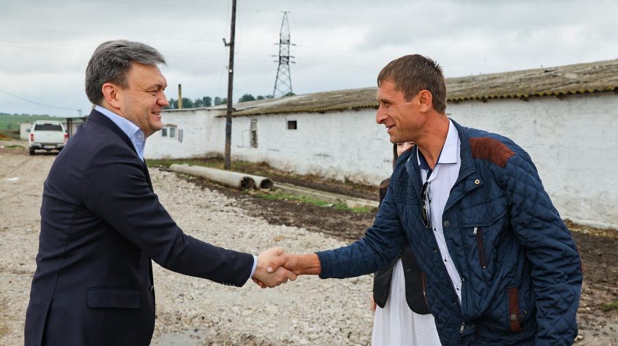 FOTO Premierul Dorin Recean a vizitat o fermă de bovine din raionul Ocnița