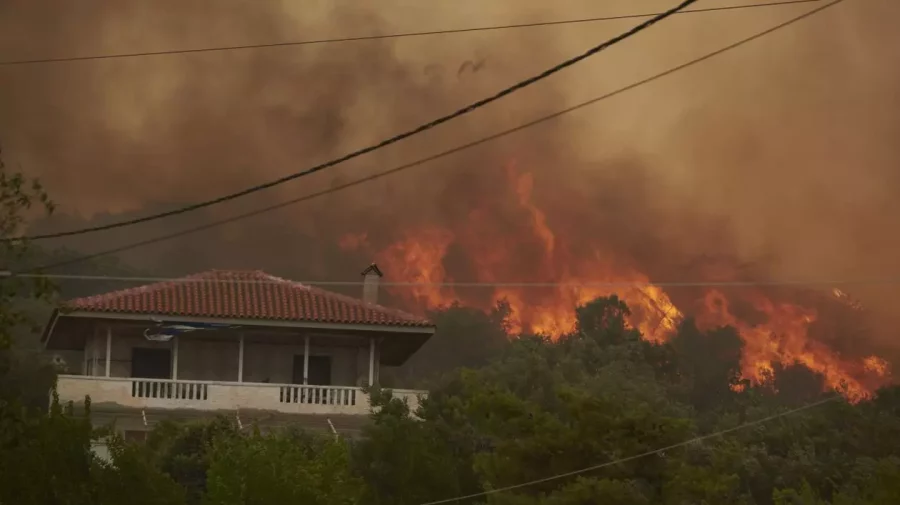 Incendii pe insula Thassos. Fulgerele au aprins vegetația uscată