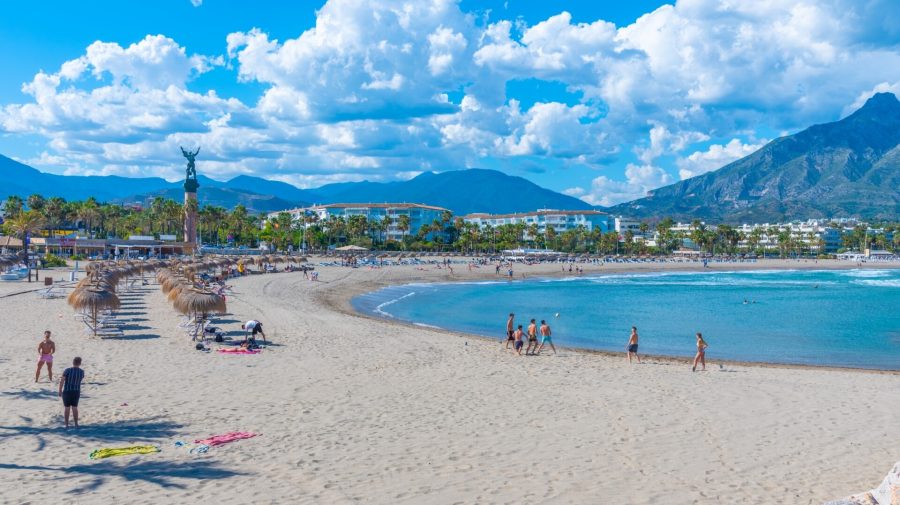 Amendă pentru turiștii necivilizați pe plajă. Regulile impuse în Spania, luate în derâdere