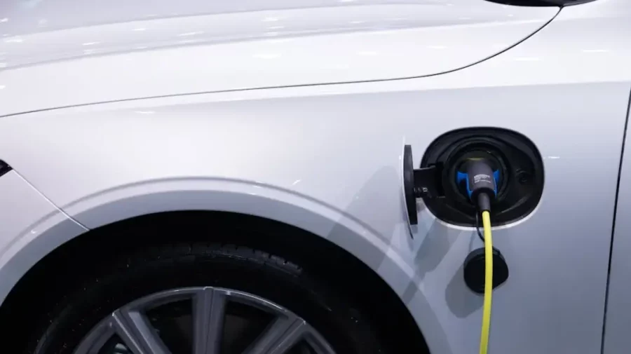SONDAJ Mașinile electrice nu prezintă interes? Cei care o cumpără pe prima nu o mai vor pe a doua…