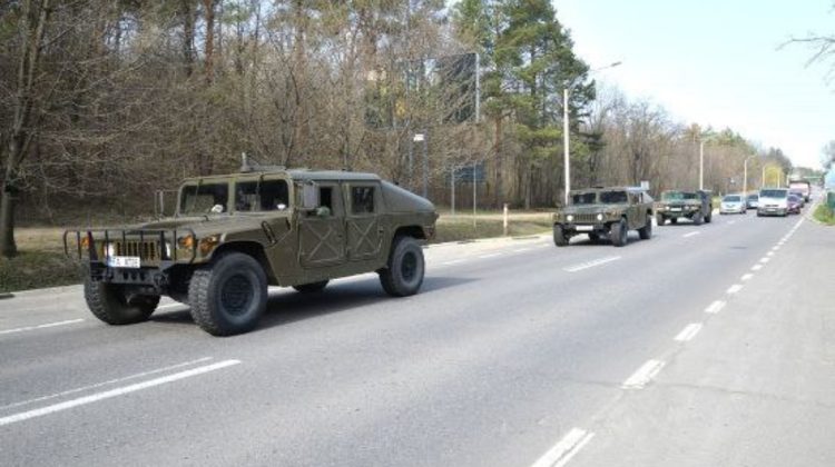 Militarii moldoveni primesc 20 de vehicule din SUA. Mașinile vor fi aduse în țară pe timp de noapte