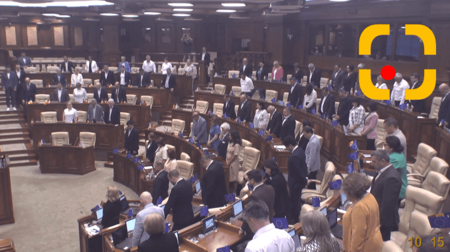 VIDEO Moment de reculegere în Parlament, în memoria celor deportați. O deputată a povestit drama familiei sale