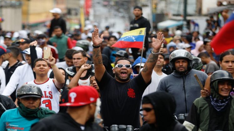 Proteste violente în Venezuela. Mii de oameni, nemulțumiți că preşedintele Nicolas Maduro a fost reales