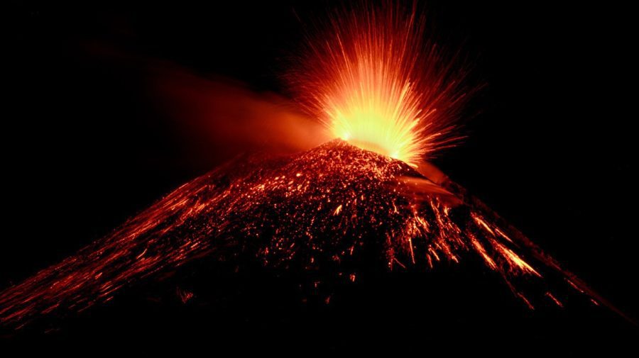 VIDEO Vulcanul Stromboli a erupt. Fluxul de lavă a ajuns în mare