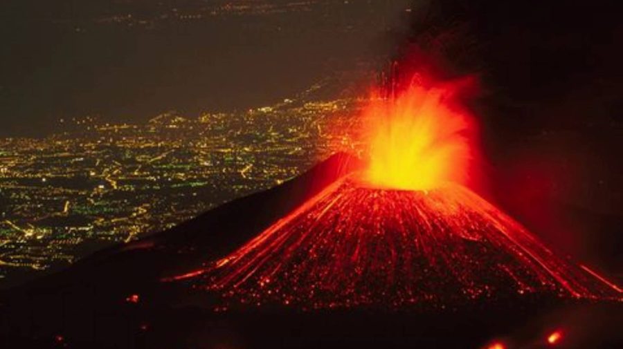 VIDEO Imagini spectaculoase. Cel mai înalt vulcan activ din Europa a erupt din nou