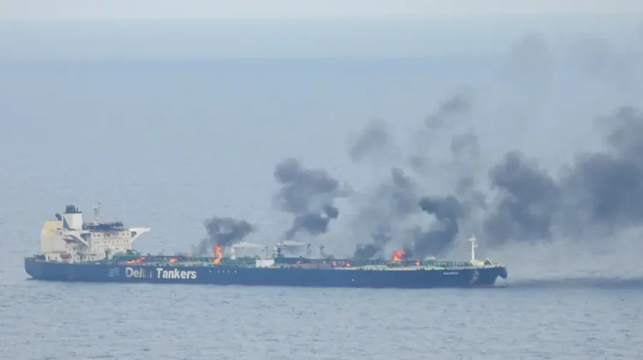 Pentagonul avertizează că au loc scurgeri de petrol din vasul atacat de houthi în Marea Roșie