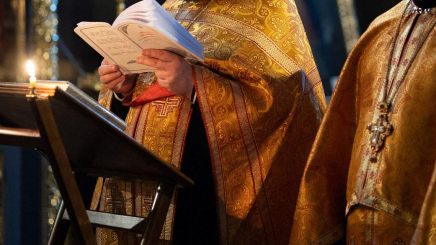Caz revoltător: Minoră de 13 ani, lăsată însărcinată de fostul preot din sat. Bărbatul a ademenit-o în mașina sa