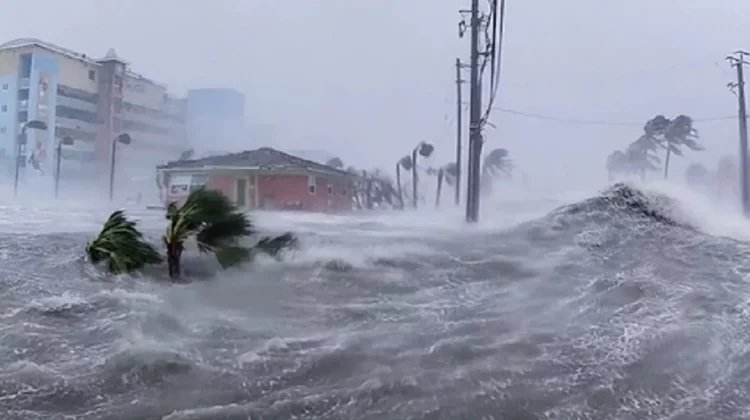 Calamitățile naturale se țin lanț în Florida: Valuri de furtună și inundații catastrofale