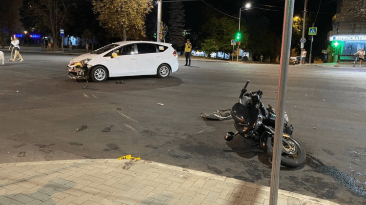 Accident nocturn în Chișinău: Un automobil și o motocicletă s-au ciocnit violent. Sunt victime