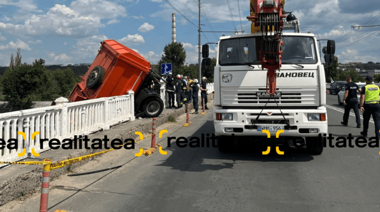 VIDEO Autospeciala de pe strada Ismail din centrul capitalei a fost tractată