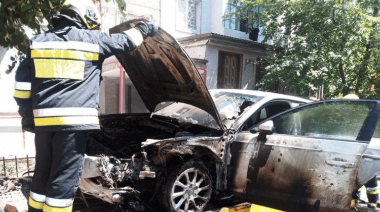 FOTO, VIDEO Incendiu puternic pe o stradă din Chișinău. Flăcările au distrus un automobil în totalitate