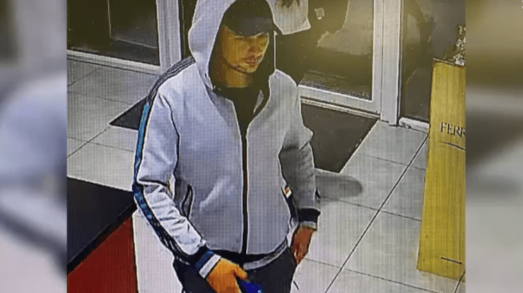 VIDEO Atenție la bărbatul din imagini, este CĂUTAT! A furat circa 30 plăcuțe de înmatriculare cu numere străine