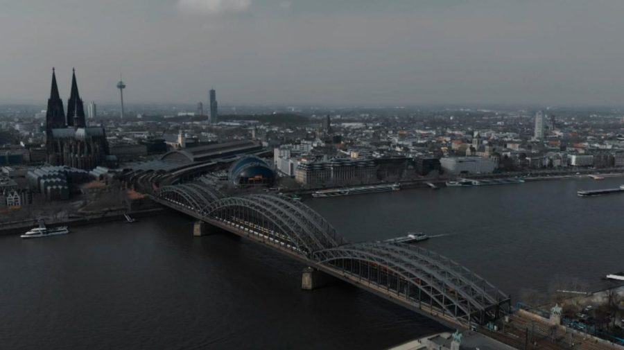 Nor toxic deasupra vestului Europei. Autorităţile le cer oamenilor să evite ieşirile în aer liber în zonele afectate