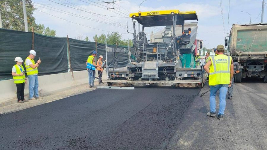 Primul strat de asfalt turnat pe podul Mihai Viteazul, după doi ani de reparație