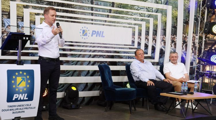 Un grup de tineri liberali moldoveni au participat, alături de Adrian Dupu, la o conferință organizată la Suceava