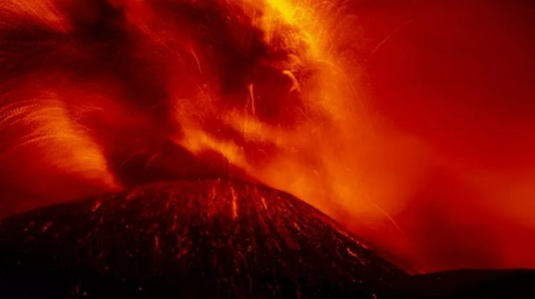 VIDEO Vulcanului Etna a erupt. Un aeroport a fost închis, după ce pista și avioanele au fost acoperite cu cenușă