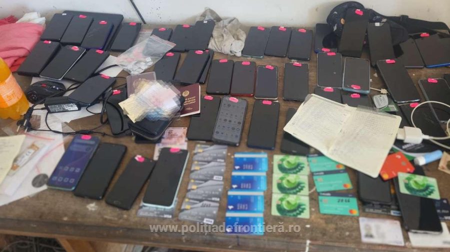 Trei moldoveni s-au pornit în Polonia cu 27 de carduri bancare, 120 de cartele SIM și 47 de telefoane. Cum au explicat