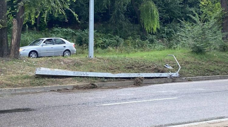 FOTO Un pilon de iluminat a fost doborât pe carosabil în urma unui accident rutier din Capitală