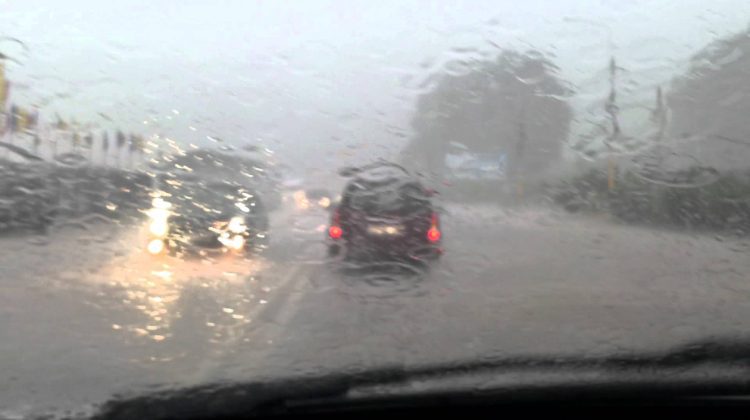 VIDEO Plouă cu găleata în Chișinău: Pe unele străzi se circulă cu dificultate