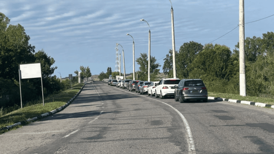 Trafic intensiv la frontiera moldo-română. Șapte benzi, deschise spre circulație