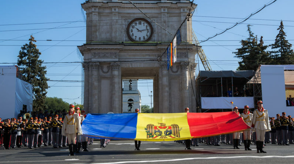 Ziua Independenței, marcată cu fast! Peste 2.000 de militari și 100 de unități de tehnică militară vor defila în PMAN