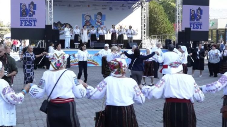 VIDEO La Bălți are loc Festivalul Bunica și Bunelul. Sute de seniori și-au dat întâlnire în centrul orașului