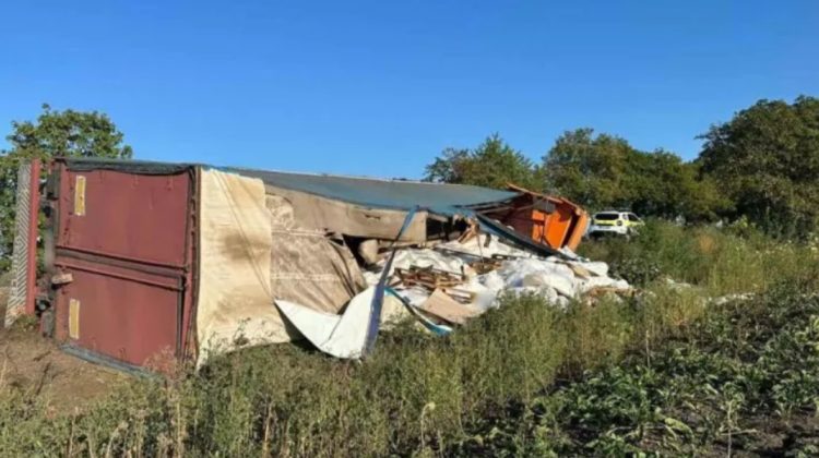 FOTO Accident rutier în raionul Drochia. Un camion care transporta 22 de tone de zahăr s-a răsturnat