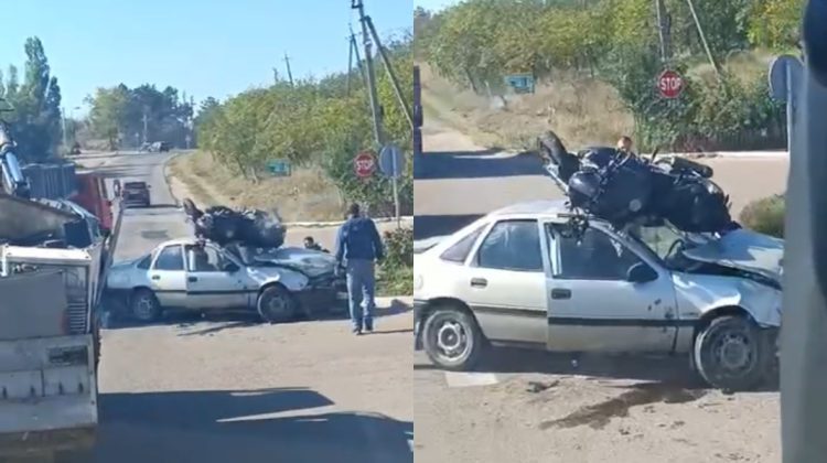 VIDEO cu un accident de groază. O motocicletă a ajuns pe acoperișul unei mașini: Sunt victime