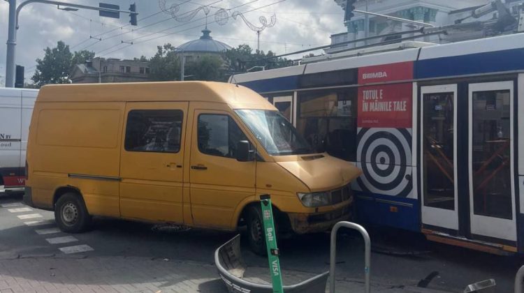 FOTO Accident în inima Chișinăului. Un microbuz s-a ciocnit violent cu un troleibuz